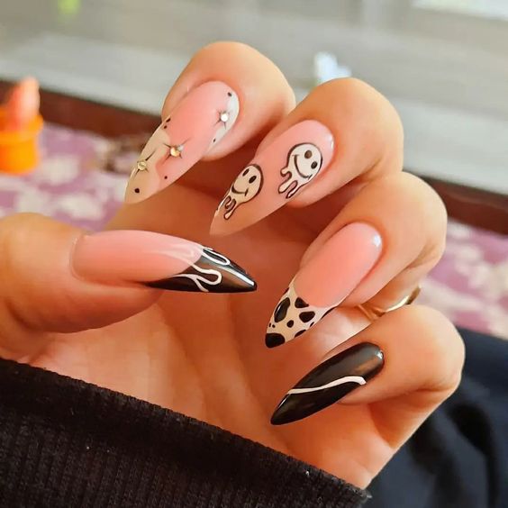 Smiley en noir et blanc, nail art et pointes françaises sur les ongles longs à talons aiguilles