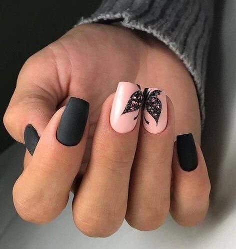 Vernis à ongles noir mat et pêche avec nail art papillon sur ongles carrés effilés moyens