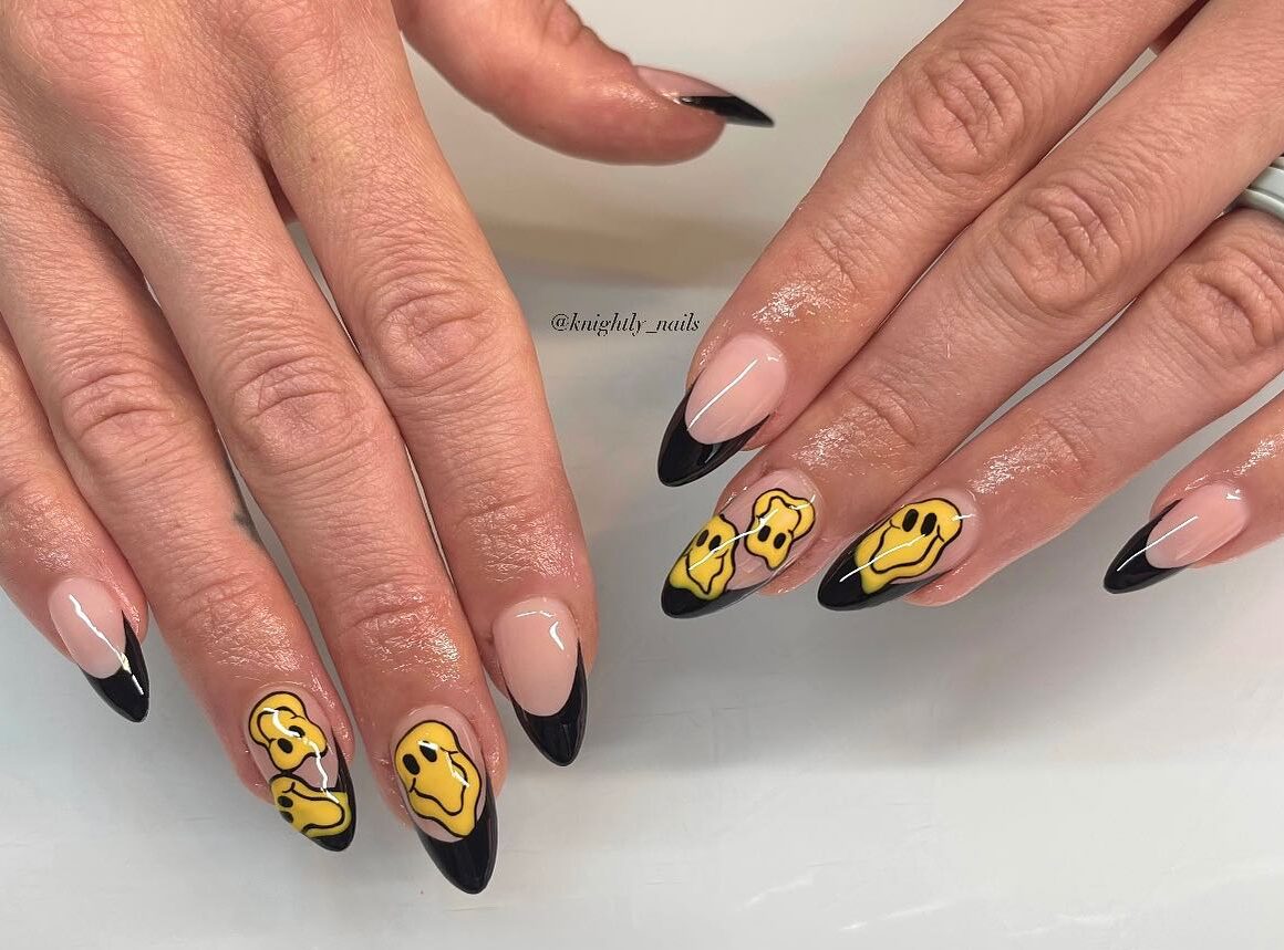 Pointes françaises noires avec smiley jaunes nail art sur ongles amandes moyens