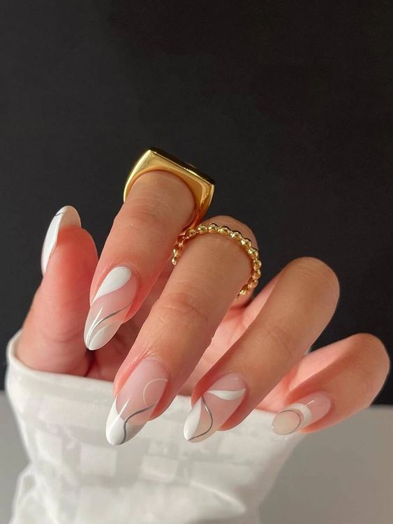 Ongles blancs avec motif tourbillonnant