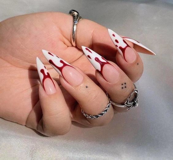 Pointes françaises blanches avec du sang rouge dégoulinant de sang nail art sur de longs ongles en acrylique en forme de stiletto