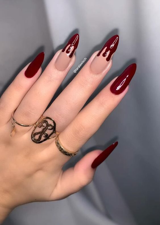 Vernis à ongles rouge foncé au fini brillant avec motif d’ongles sanglant dégoulinant sur les ongles longs en amande