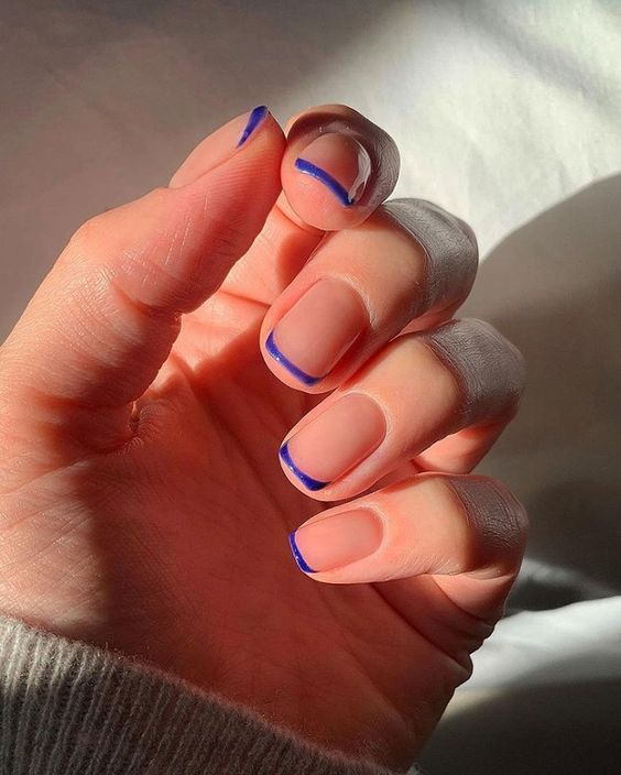 Pointes françaises fines bleues sur ongles carrés courts et effilés