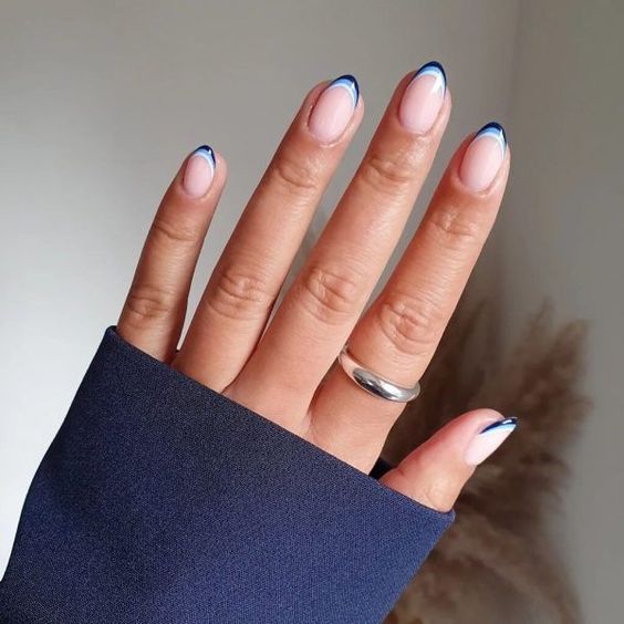 Nuances de bleu : pointes françaises fines sur ongles courts et ronds