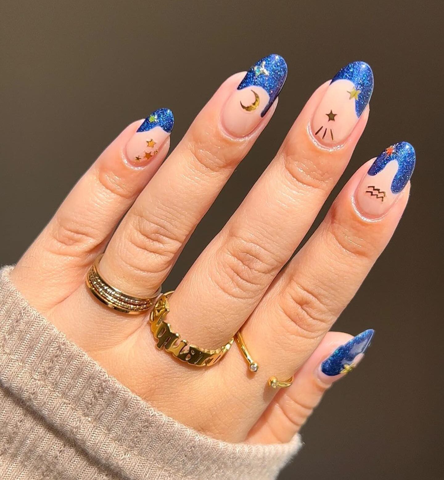 Pointes françaises bleues, nail art signe Verseau et motifs d’ongles d’éléments célestes sur ongles ronds moyens