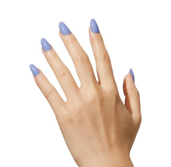 Vernis à ongles bleu électrique uni sur ongles amandes moyennes 