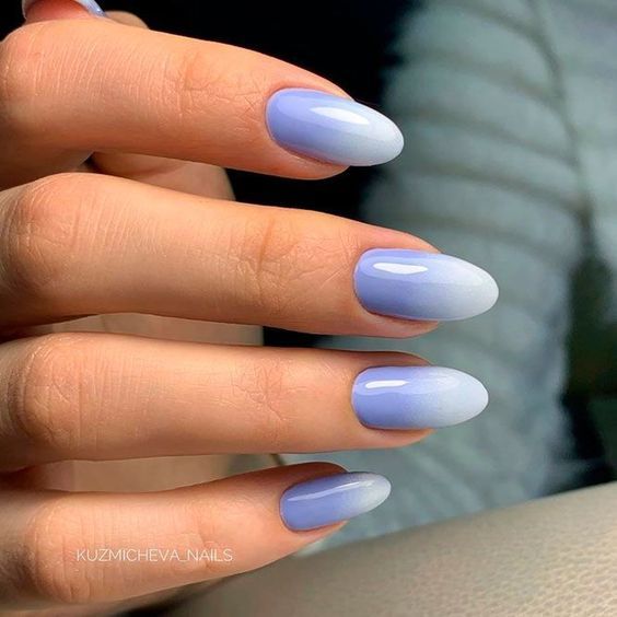 Nail art simple bleu ciel ombré sur ongles en amande moyenne