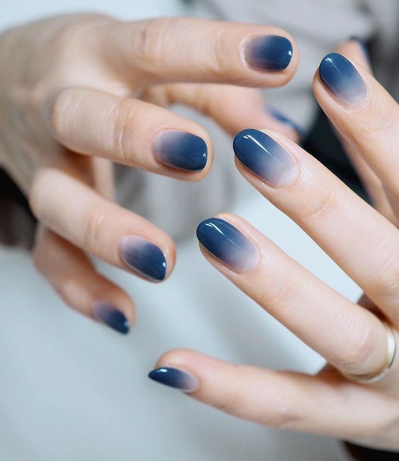 Conception d’ongles ombrés de couleur bleue sur ongles ronds courts