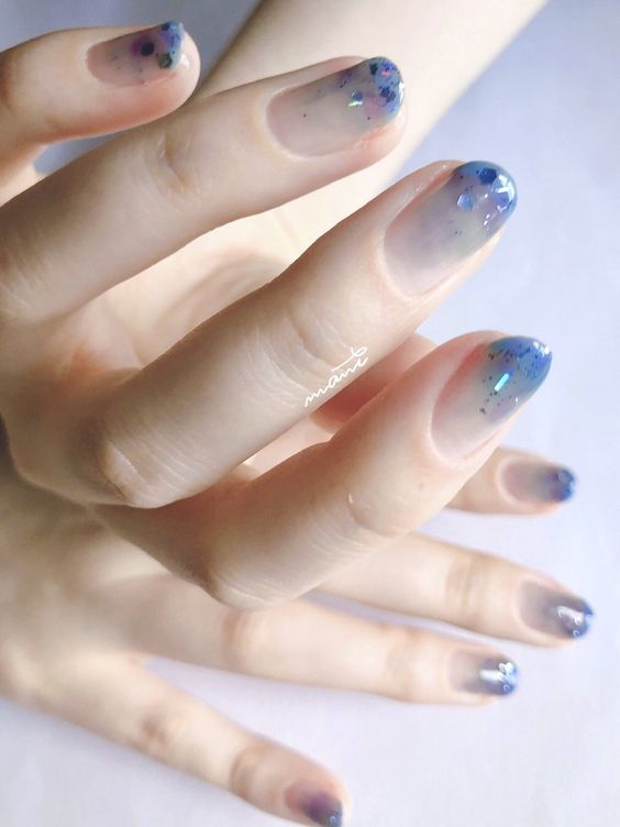 Effet ongle ombré bleu avec paillettes sur les ongles ronds courts