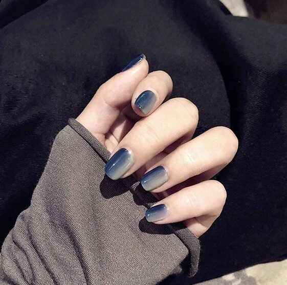 Conception d’ongles ombrés bleu denim sur des ongles carrés courts et effilés