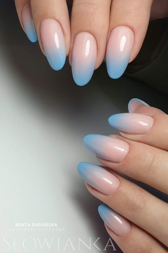 Nail art simple dégradé bleu clair sur ongles ronds moyens