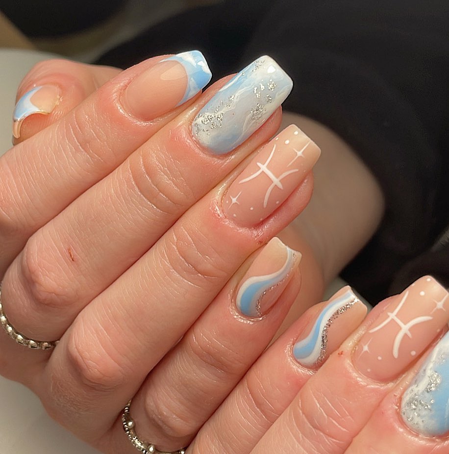 Ongles carrés effilés en acrylique moyens avec des tourbillons bleu clair, des pointes françaises et un nail art en marbre avec signe Poissons