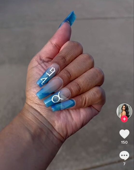 Effet ombré bleu vif avec signe Taureau nail art sur de longs ongles carrés effilés en acrylique