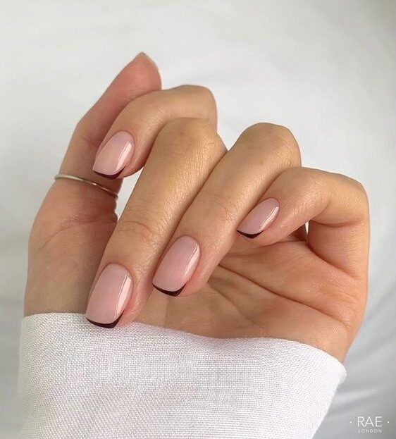 Pointe française fine de couleur brune sur ongles courts et carrés