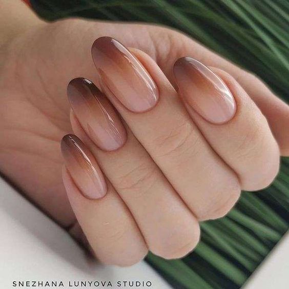 Conception d’ongles ombrés brun chocolat sur ongles ronds moyens