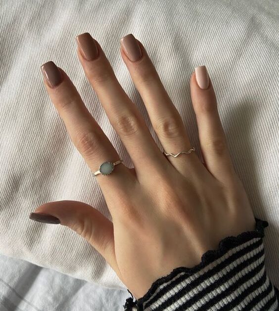 Vernis à ongles aux tons brun clair sur ongles carrés courts et effilés