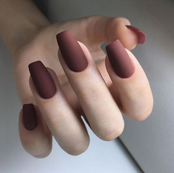 Vernis à ongles de couleur marron sur ongles carrés longs et effilés