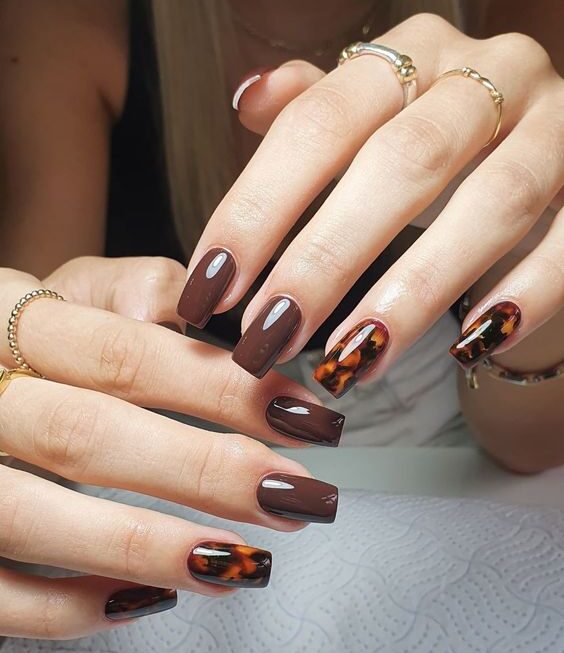 Vernis à ongles brun chocolat au fini brillant sur ongles carrés effilés moyens