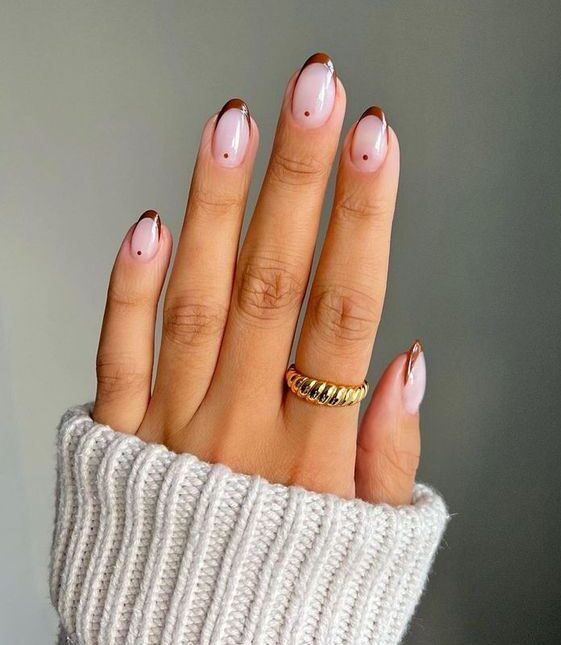 Couleur brune, pointes françaises fines sur ongles courts et ronds