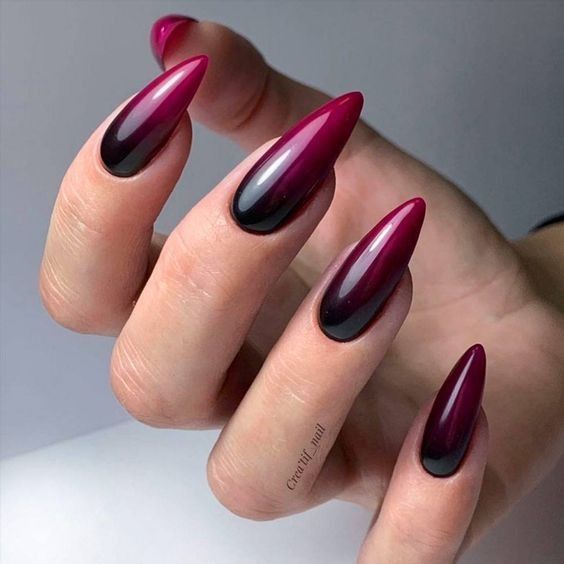 Finition brillante rouge bordeaux profond effet ombré effet nail art sur ongles longs stiletto