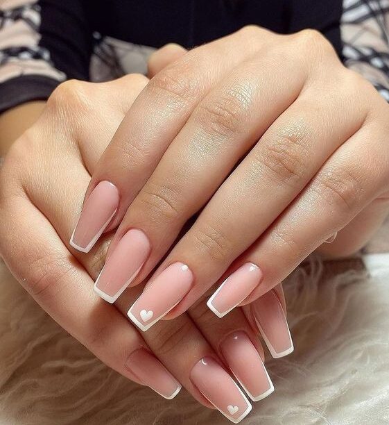 Nude couleur longs carrés en acrylique avec des pointes françaises fines blanches et des coeurs nail art