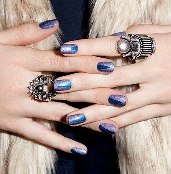 Vernis à ongles bleu chrome et violet sur ongles courts