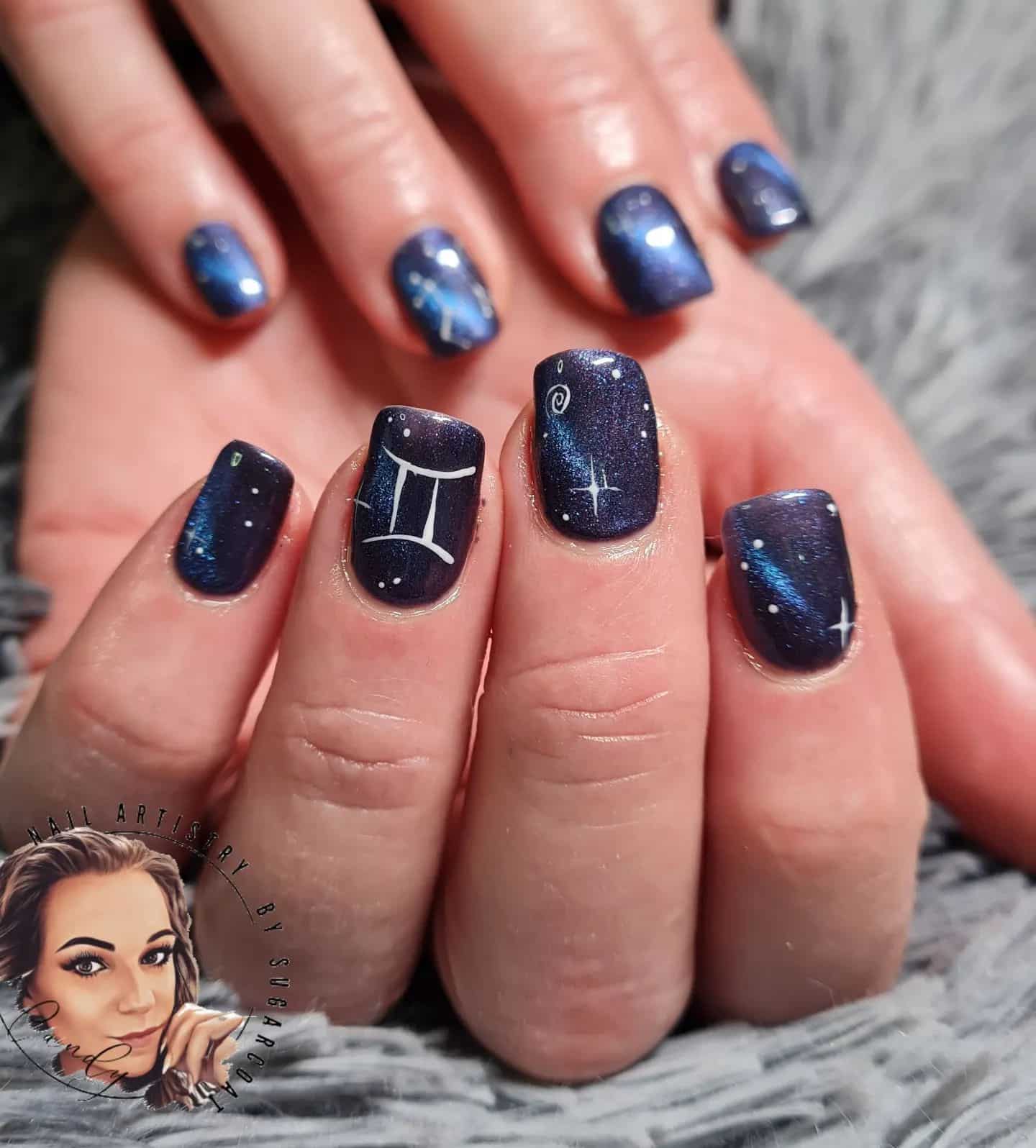 Vernis à ongles bleu métallisé avec signe Gemini nail art sur ongles carrés courts et effilés