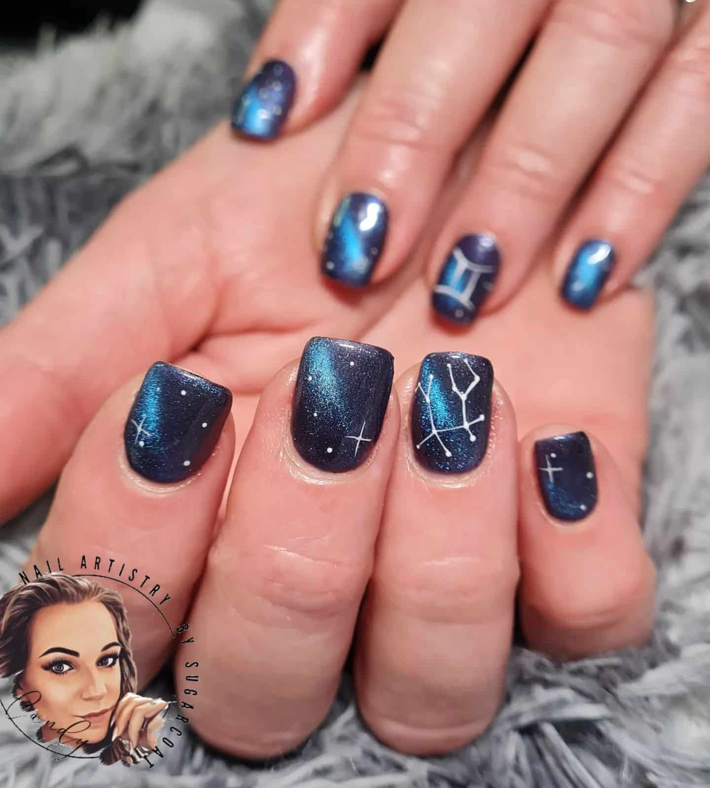 Vernis à ongles bleu métallisé avec nail art constellation Gemini sur ongles carrés courts et effilés