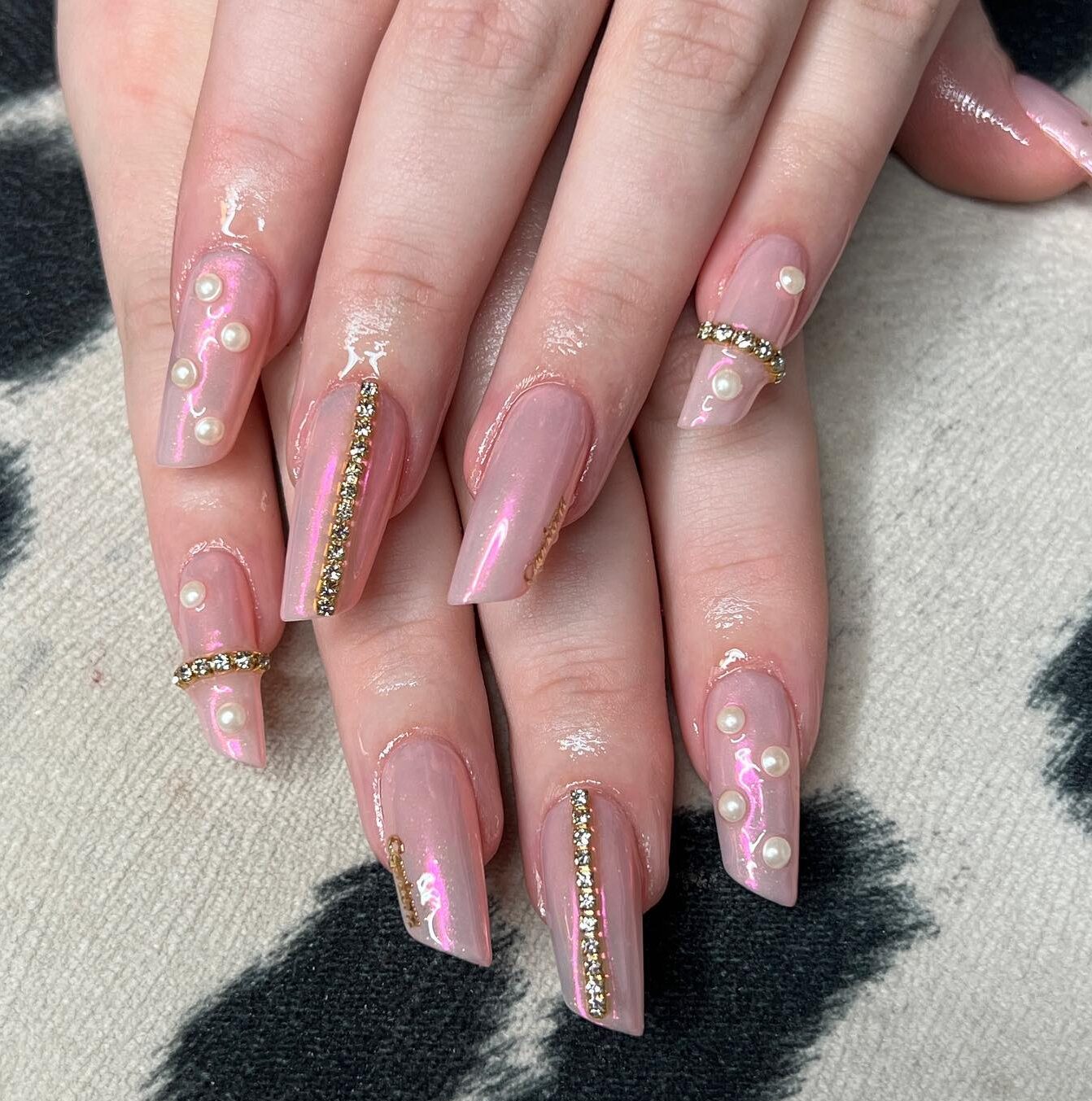 Couleur d’ongle rose pâle chromé avec bling 3D sur de longs ongles en forme de rouge à lèvres