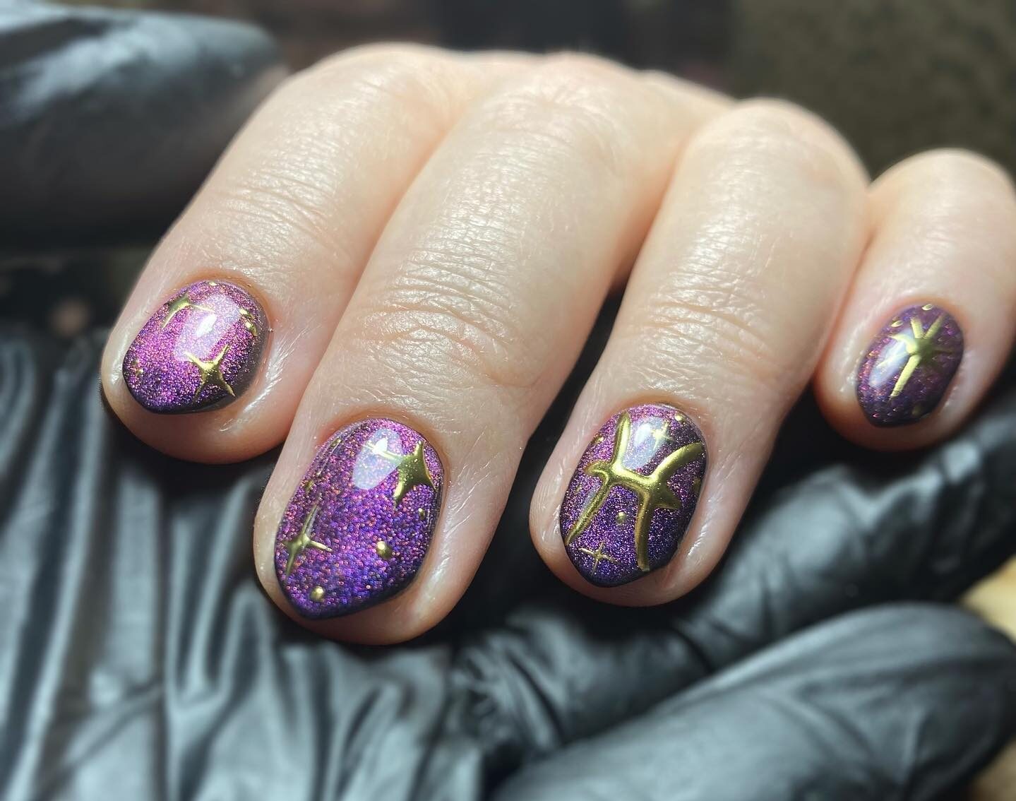 Vernis à ongles violet chromé avec signe des Poissons et éléments célestes nail arts sur ongles courts en amande