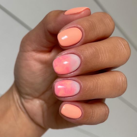 Nail art ombré pêche corail sur ongles courts en forme de squoval