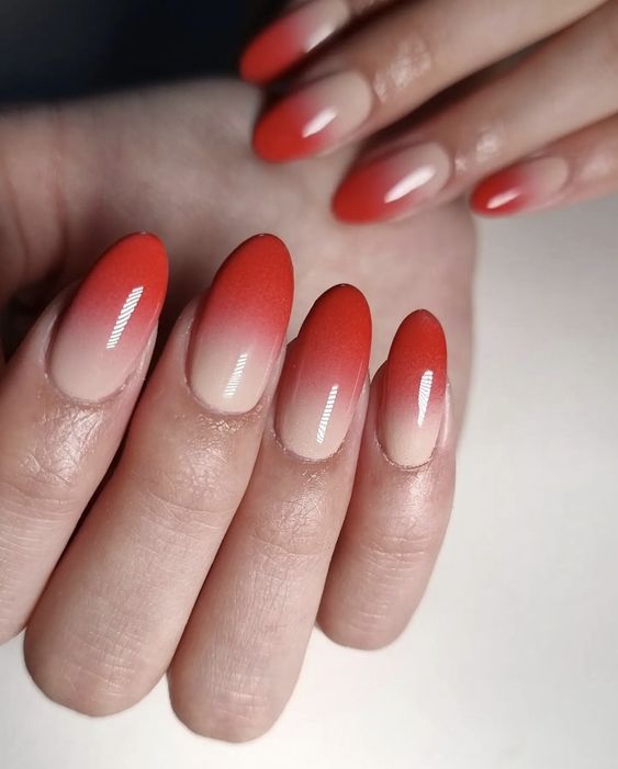 Conception d’ongles ombrés nude crémeux et orange brûlé sur de longs ongles ronds