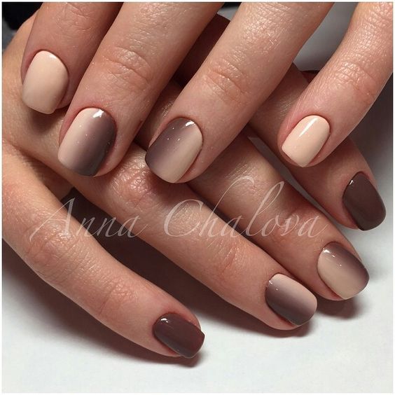 Nail art crémeux nude et brun ombré sur ongles carrés courts