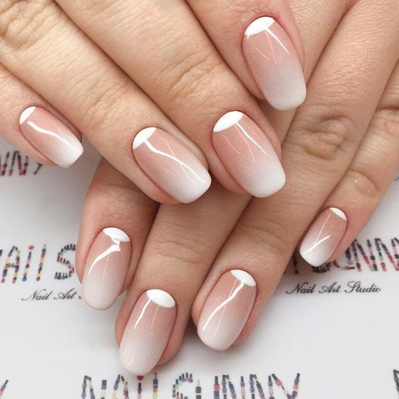 Conception d’ongles ombrés blancs et nude sur des ongles courts en forme de squoval