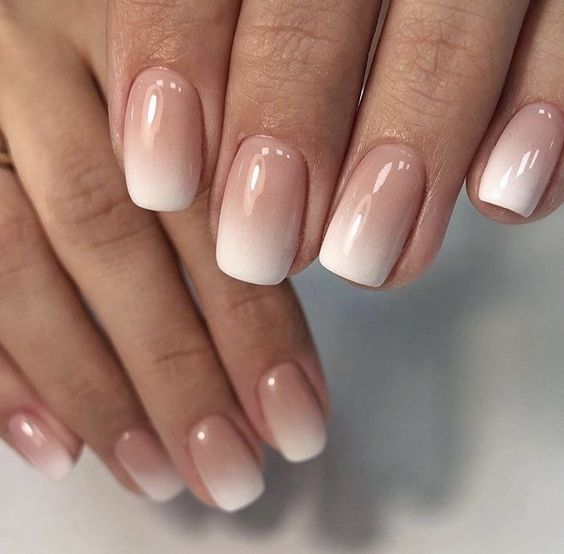 Nail art crémeux nude et blanc ombré sur ongles carrés courts