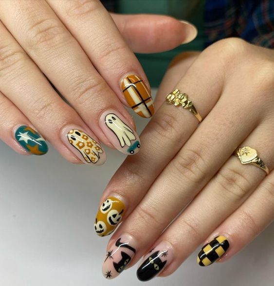 Motifs d’ongles d’Halloween mignons et tendance sur des ongles ronds moyens