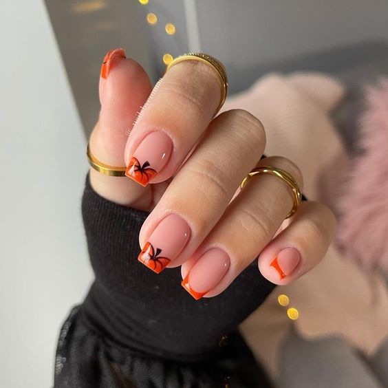 Ongles carrés courts naturels avec embouts Français de couleur citrouille et orange