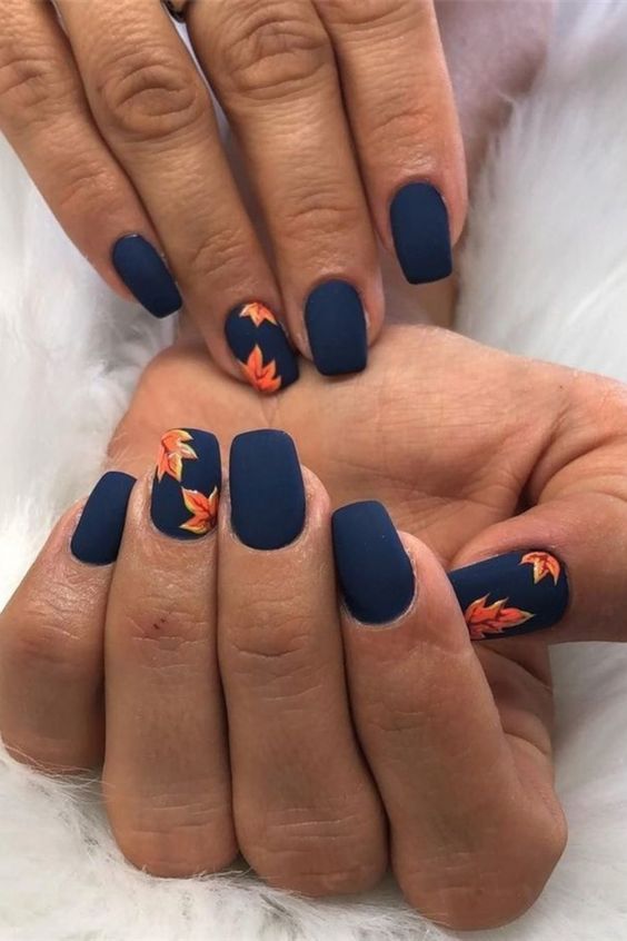 Ongles d’automne - Ongles bleu foncé Feuilles d’automne mates