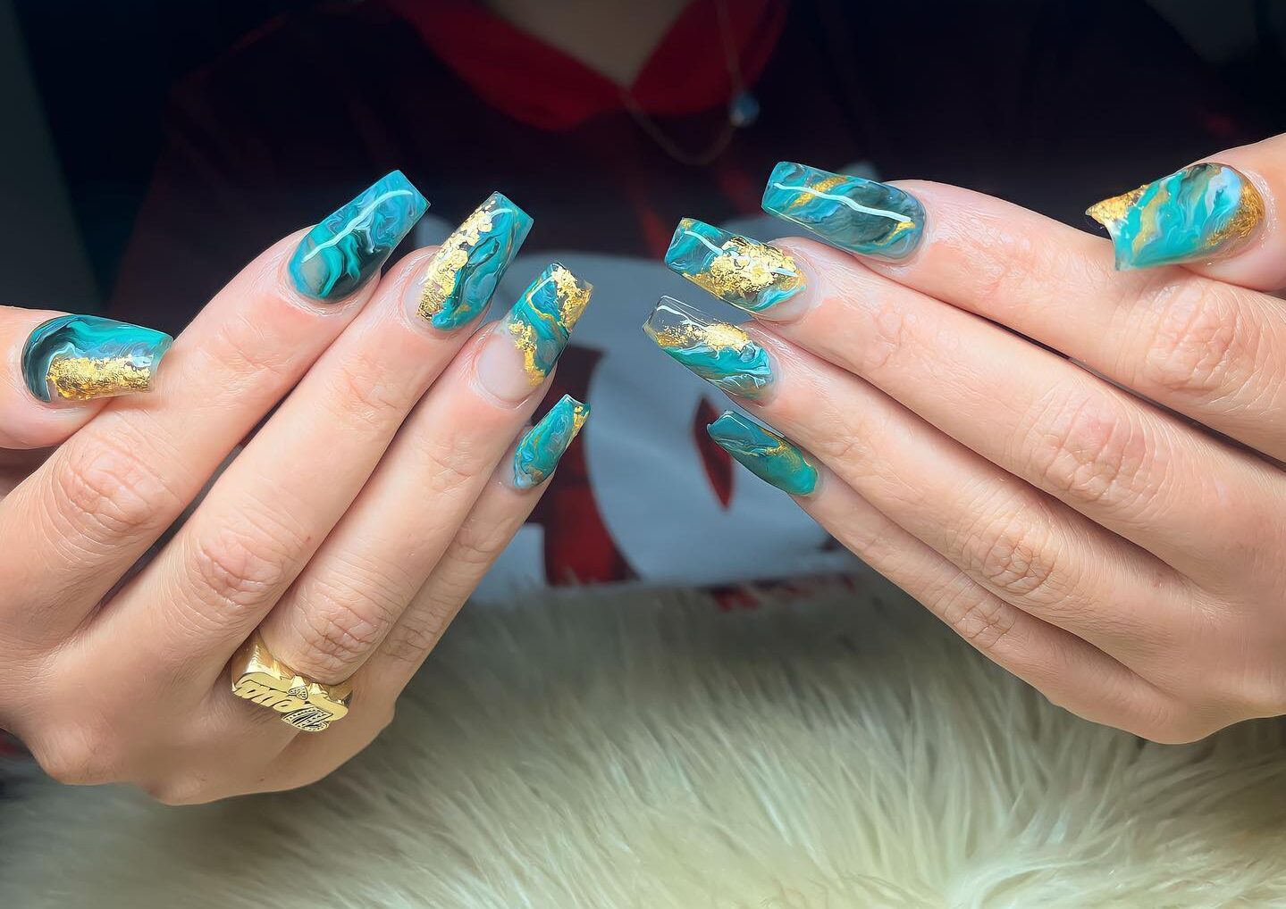 Ongles en acrylique de forme carrée longue et effilée avec des ongles en marbre bleu clair et feuille d’or