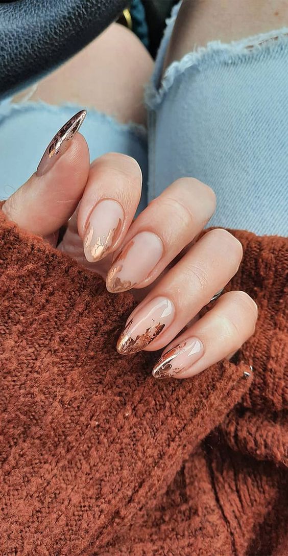 Ongles d’automne - Cuivre sur ongle nude