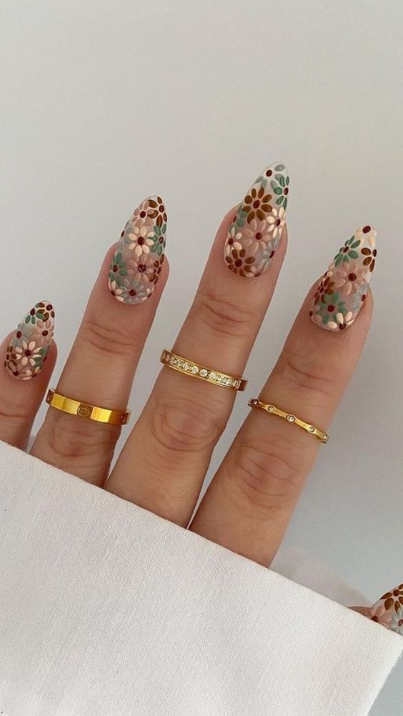 Beaucoup de fleurs sur les ongles d’amande