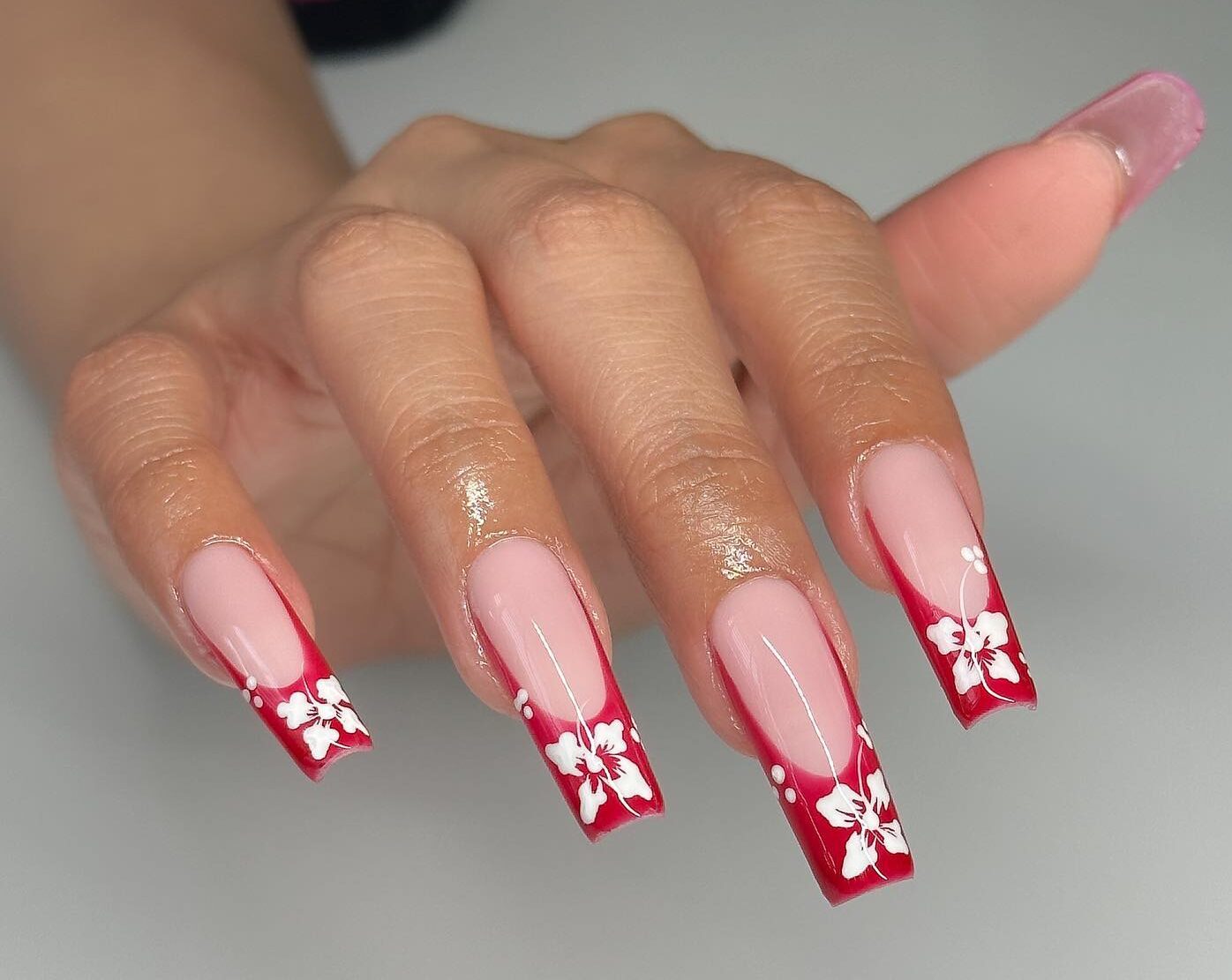 Astuces Françaises rouges avec nail art floral sur ongles longs carrés en acrylique