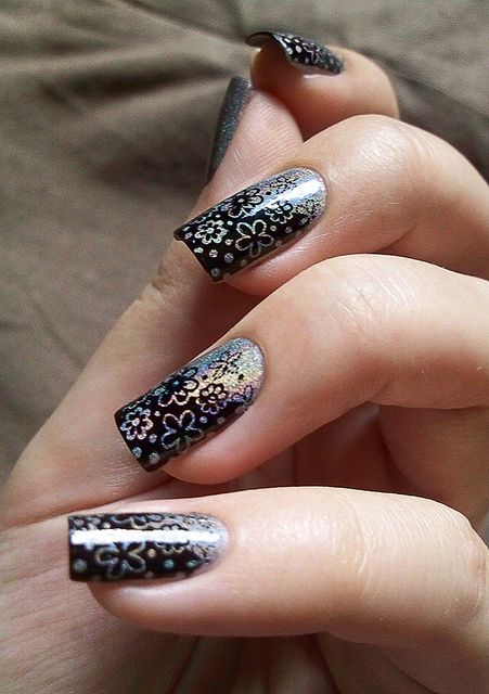 Nail art fleur noire et argentée sur ongles carrés moyens