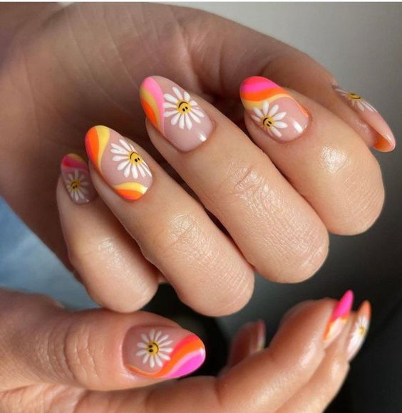 Tourbillons multicolores, fleurs blanches et smiley jaunes nail art sur ongles ronds moyens