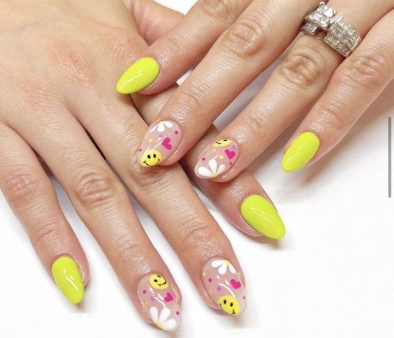 Vernis à ongles jaune fluo, smiley jaunes et nail art floral sur ongles courts en amande