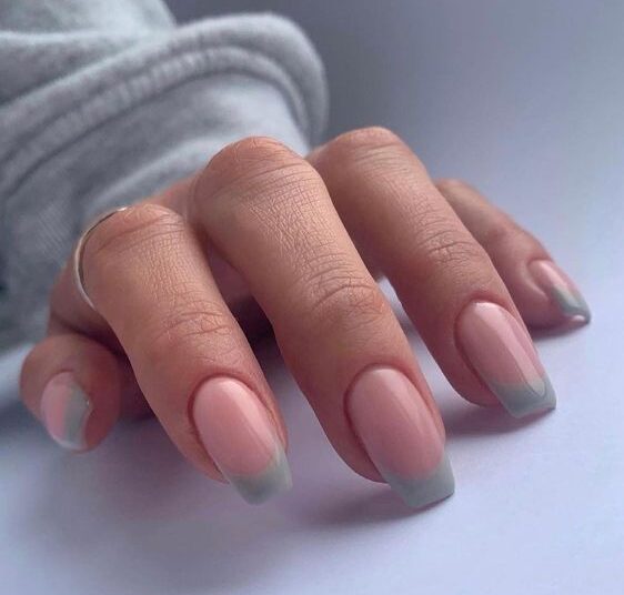 Vernis à ongles de couleur naturelle avec des pointes françaises bleu clair nail art sur ongles carrés effilés moyens