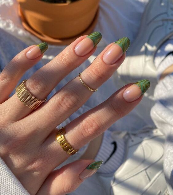 Vert olive abstrait pointes françaises sur les ongles longs et ronds