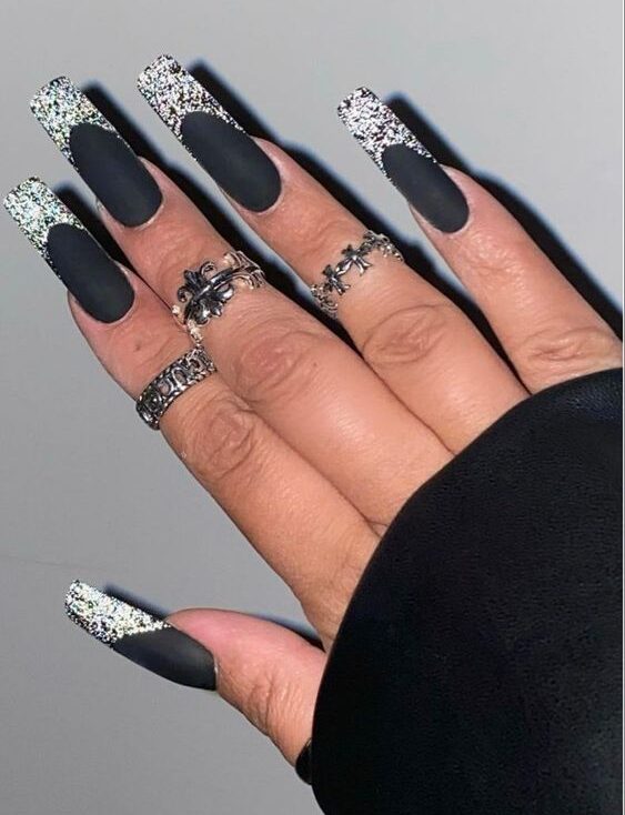 Vernis à ongles noir mat avec paillettes argentées Pointes françaises sur ongles longs et carrés