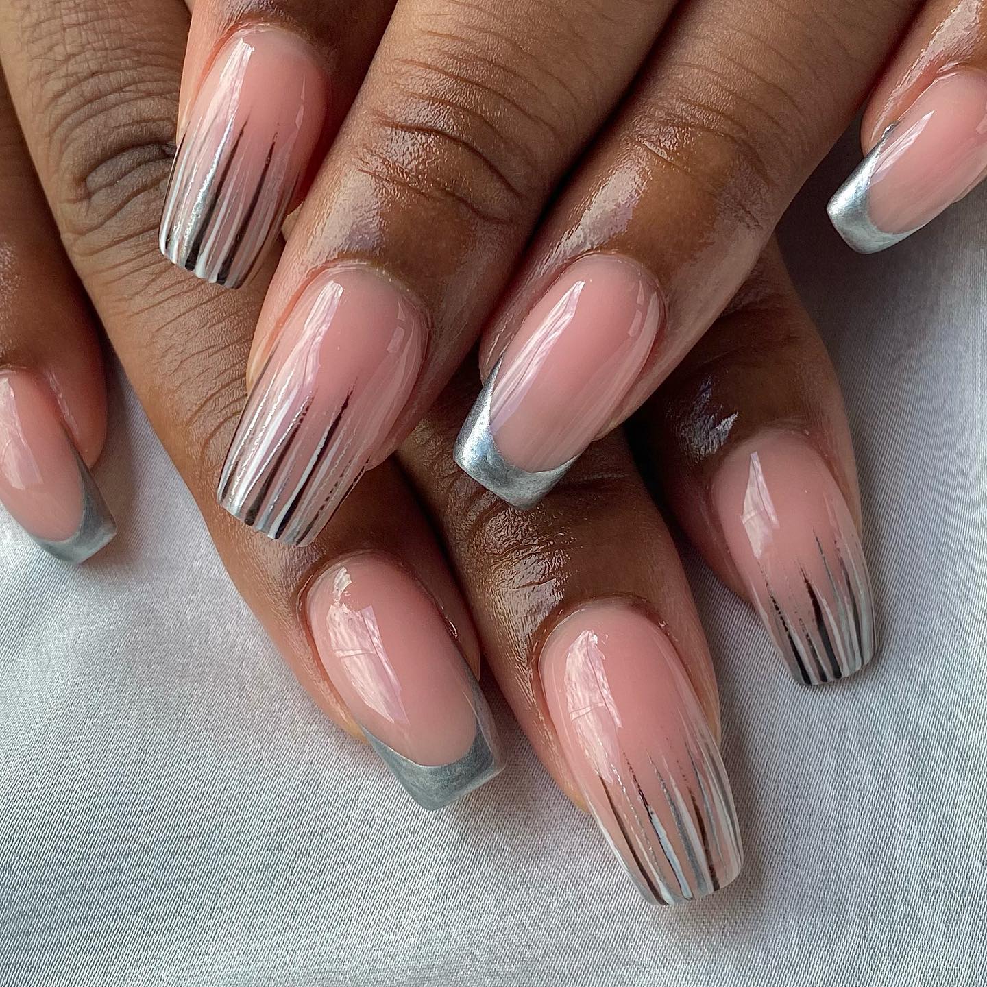 Pointes françaises élégantes argentées et noires sur ongles carrés moyens