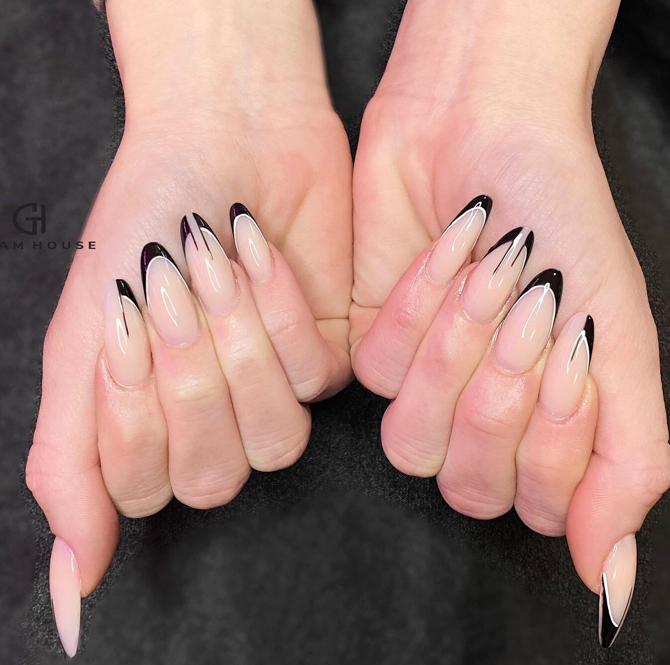 Vernis à ongles nude avec élégant noir Frpointes d’ench sur les ongles ronds longs